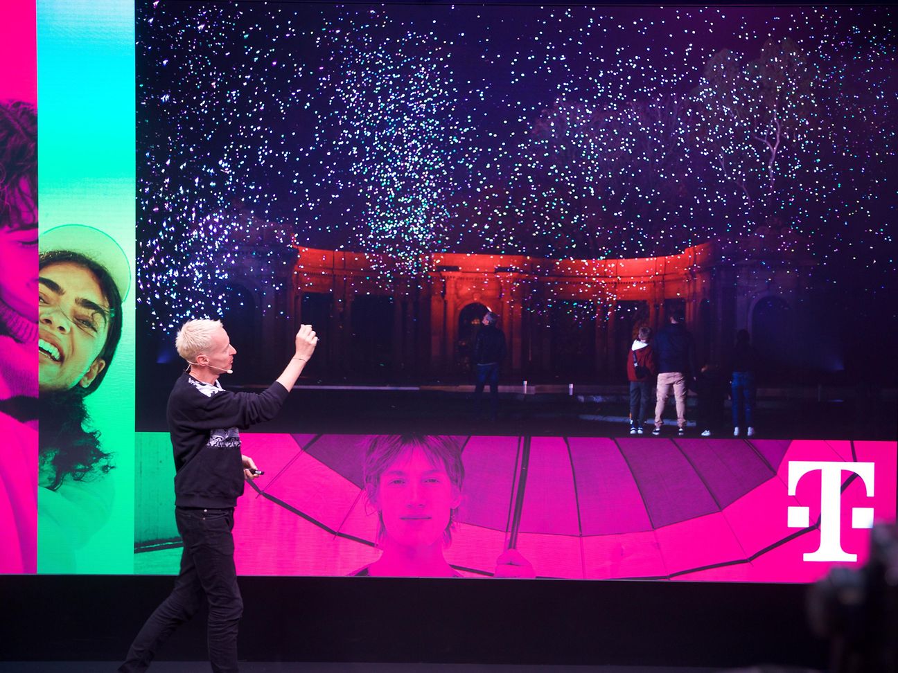 MWC Barcelona 2023 (© DTAG) Daan Roosegaarde points to his new type of fireworks.