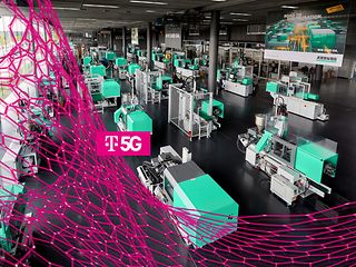 Eine Fabrikhalle mit mintgrünen Fertigungsmaschinen. Darüber eine magentafarbene Netzinfrastruktur und der Schriftzug „T5G“.