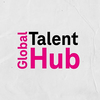 Schriftzug „Global TalentHUB“ auf grauem Hintergrund.