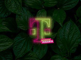 Die Silhouette des neuen T, zur Hälfte magenta, zur Hälfte grün, mit Schriftzug #GREENMAGENTA