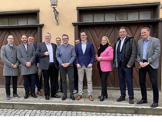 Großes Gruppenbild mit Oberbürgermeister, den Vertragsparteien und Vertretern von Zweckverband und Gigabit Region Stuttgart. 