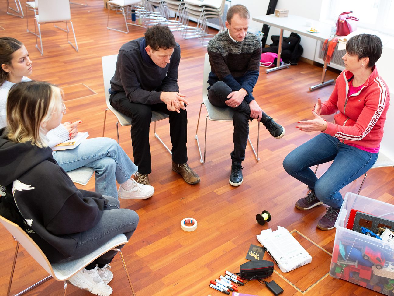 Die Expert*innen Gruppe von DITITAL@School sitzt in einem Stuhlkreis und arbeitet gemeinsam am Konzept