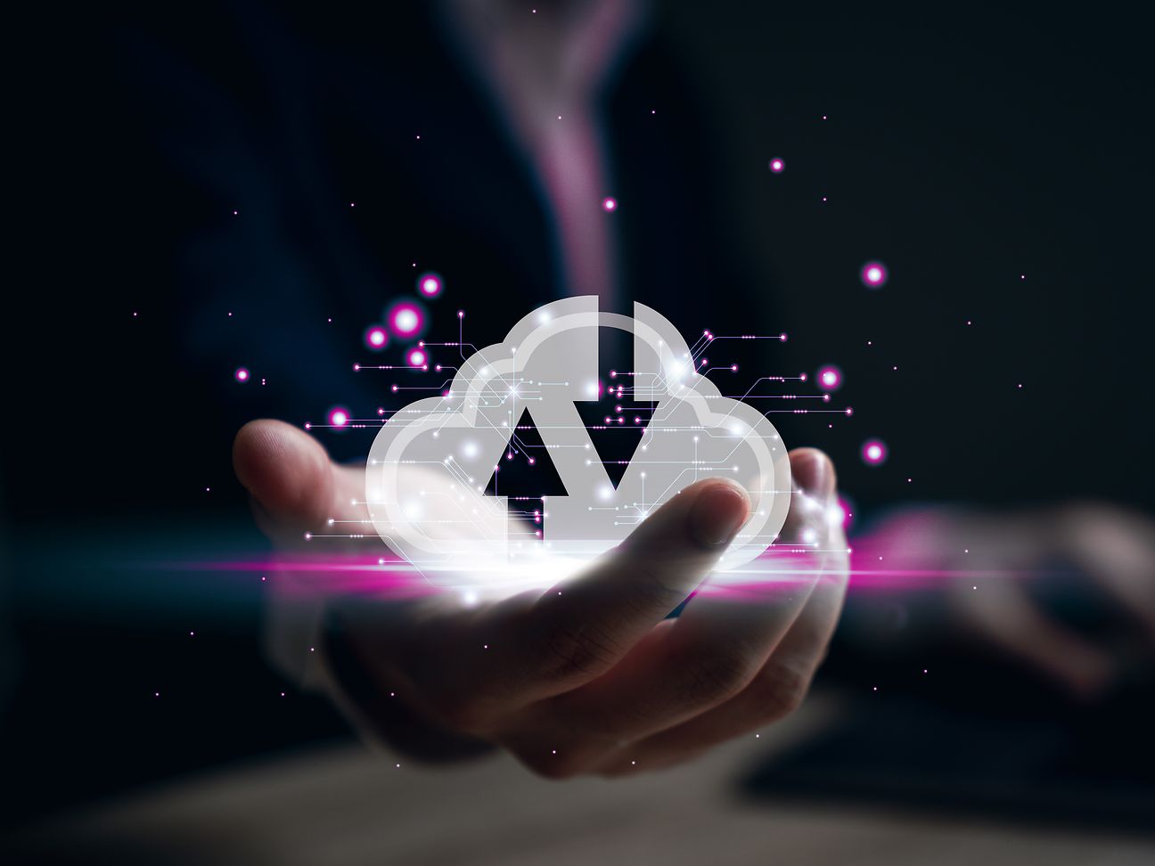 Hand und Wolke als Symbol für Cloud-Services.