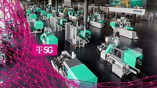 A production hall with mint-green manufacturing machines. Above it, a magenta network infrastructure and the lettering "T5G".