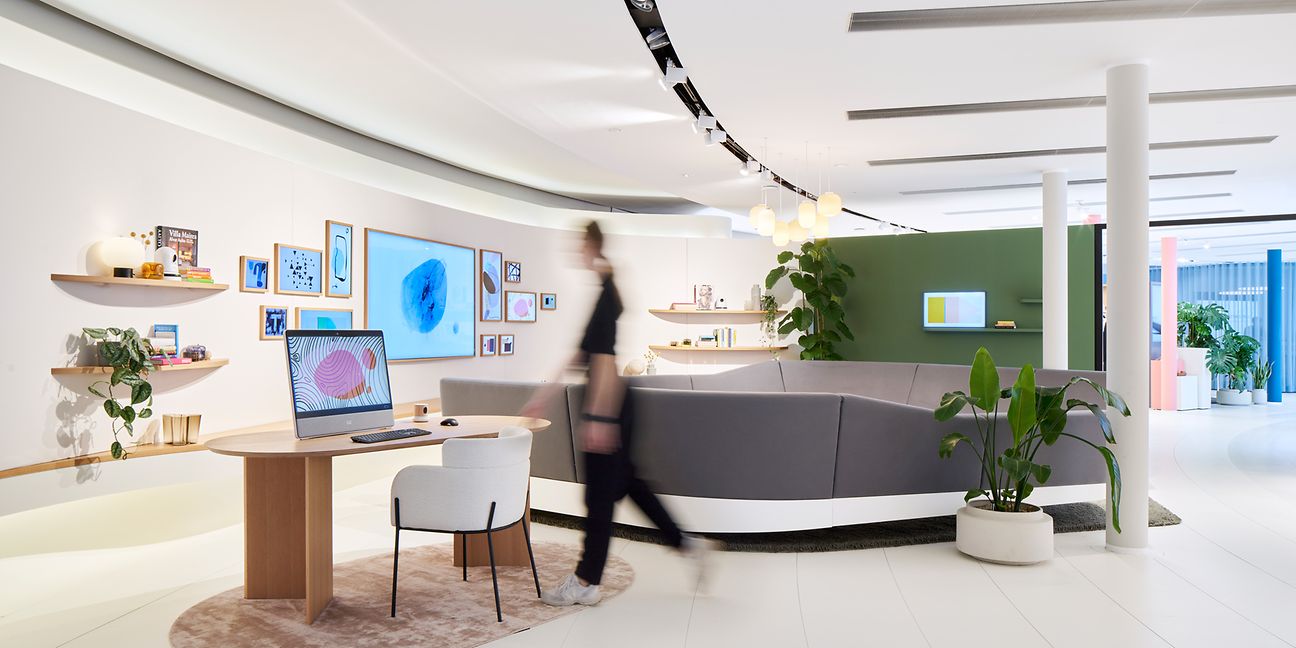Der Home Bereich der T Gallery, unterteilt in Home Office, Wohnzimmer und Küche.
