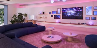 Der Home Bereich der T Gallery, unterteilt in Home Office, Wohnzimmer und Küche.