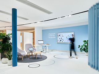Im Office Bereich der T Gallery befindet sich ein Arbeitsplatz, an dem exemplarisch das hybride Arbeiten gezeigt wird.