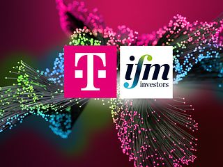 Glasfaserkabel mit Firmenlogos von Deutsche Telekom und ifm investors. 