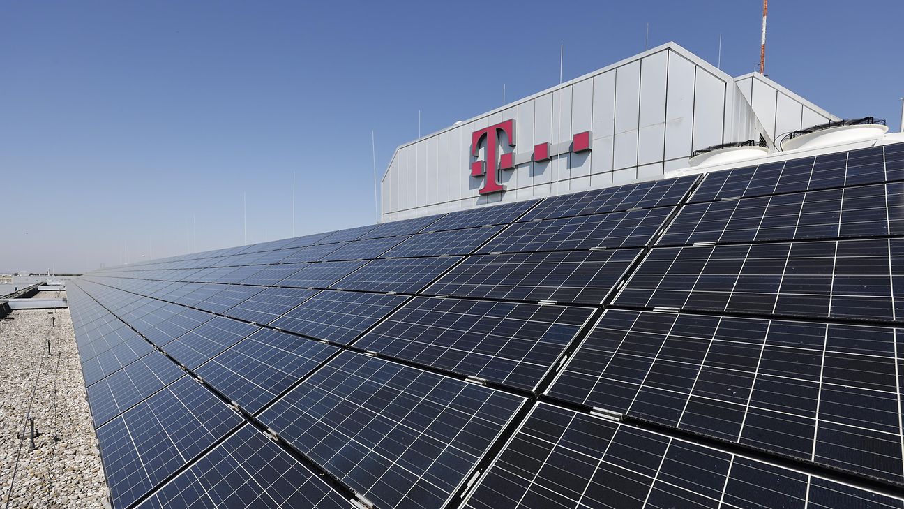 Solaranlagen vor Telekom-Logo