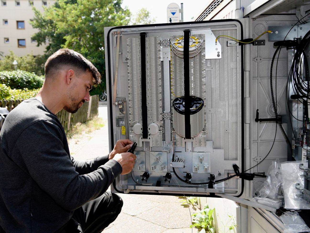 Die Telekom bringt Glasfaser zu Menschen und Unternehmen in der Stadt und auf dem Land. 