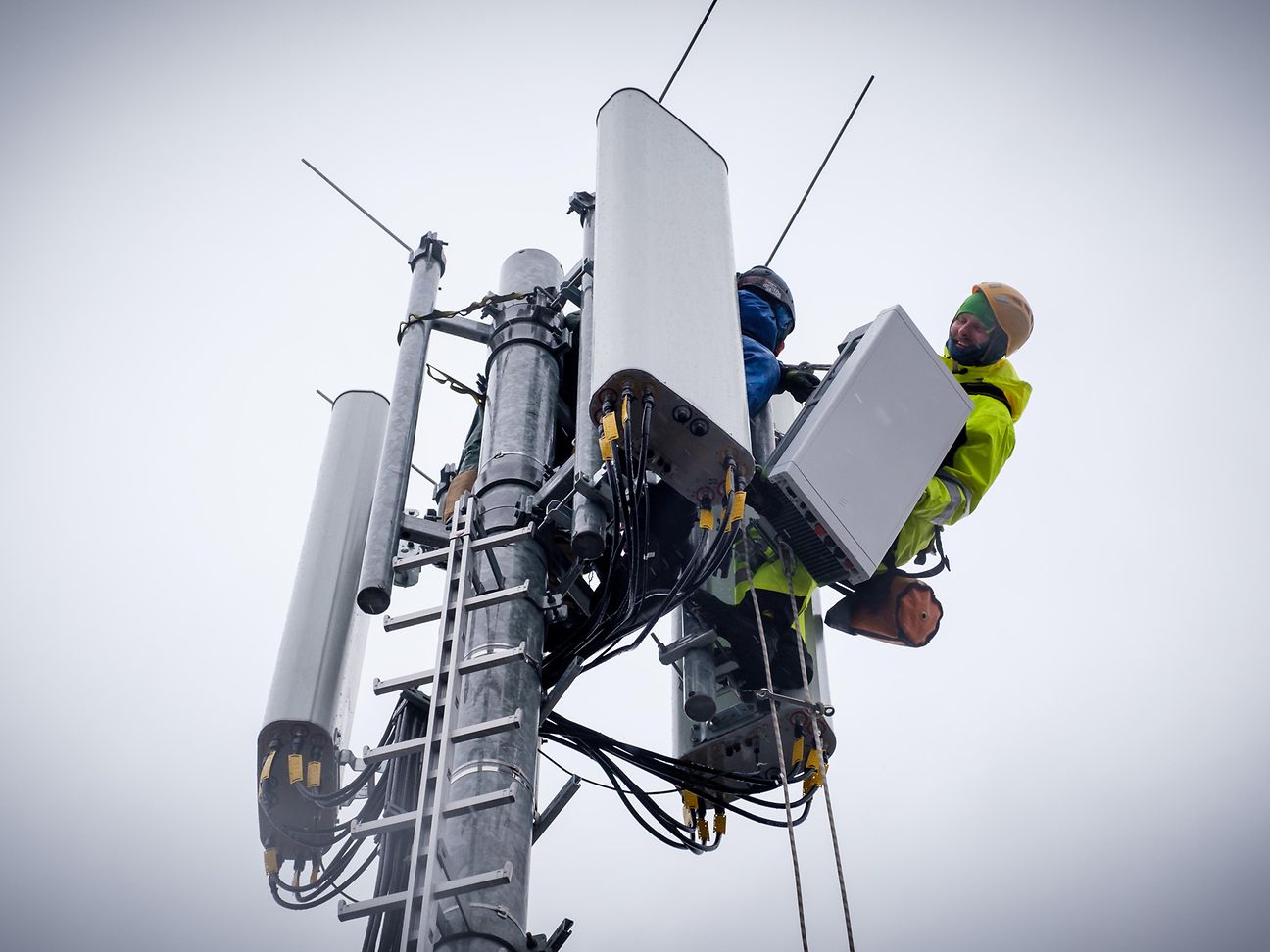 Mobilfunkantenne und Techniker