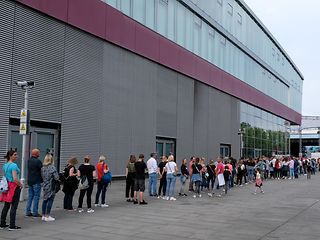 Schlangenbildung beim Einlass auf das Festivalgelände.