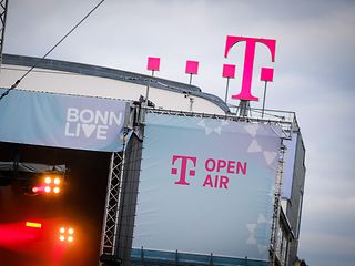 Telekom Logo und Bühne 