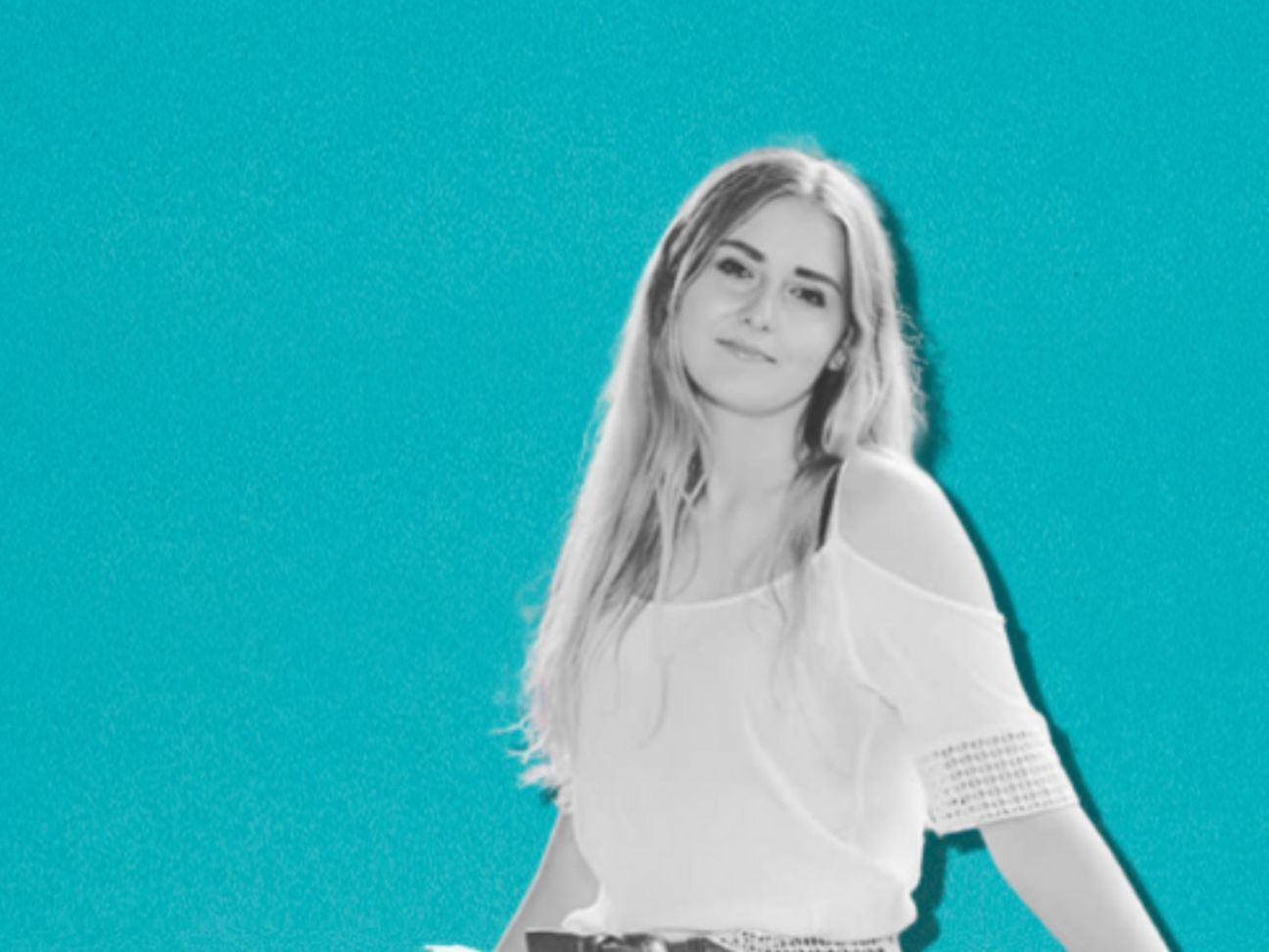 Eine junge Frau schaut im Portrait fotografiert in die Kamera.