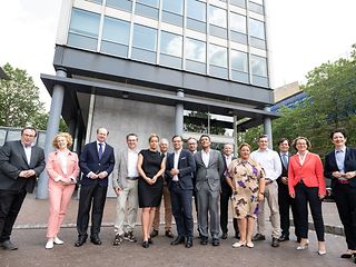 Die Teilnehmerinnen und Teilnehmer der Mobilfunk Task Force NRW vor der Landesregierung.