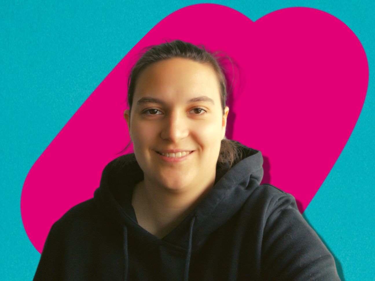 Eine junge Frau schaut im Portrait fotografiert in die Kamera. Der Hintergrund ist türkis mit einem Magenta-Shape.