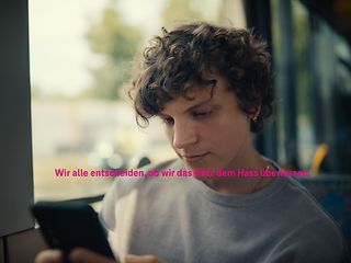Junger Mann im Bus