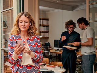 Frau mit Smartphone