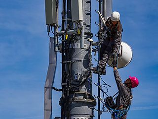 Mobilfunk-Antenne mit Monteuren