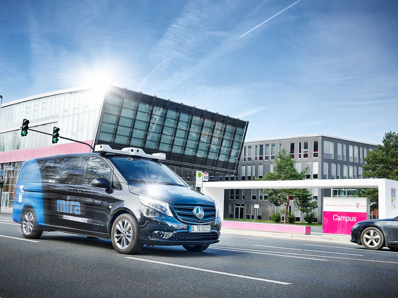 Ein mit Mobilfunk ferngesteuertes Auto nimmt am innerstädtischen Straßenverkehr teil.