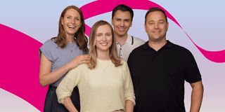Mehrere Menschen lächeln in die Kamera