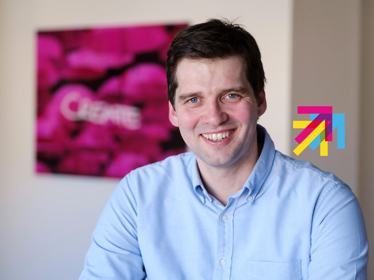 Portrait photo of Maximilian Ahrens with logo of Digital X.