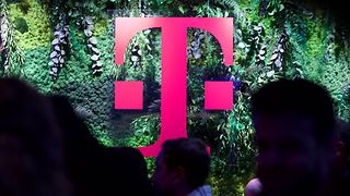 Das Telekom-T in Magenta vor einem grünen Natur-Hintergrund