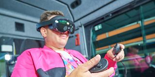 Wartungsteams von Komatsu nutzen VR in ihren Schulungen für Großbagger.