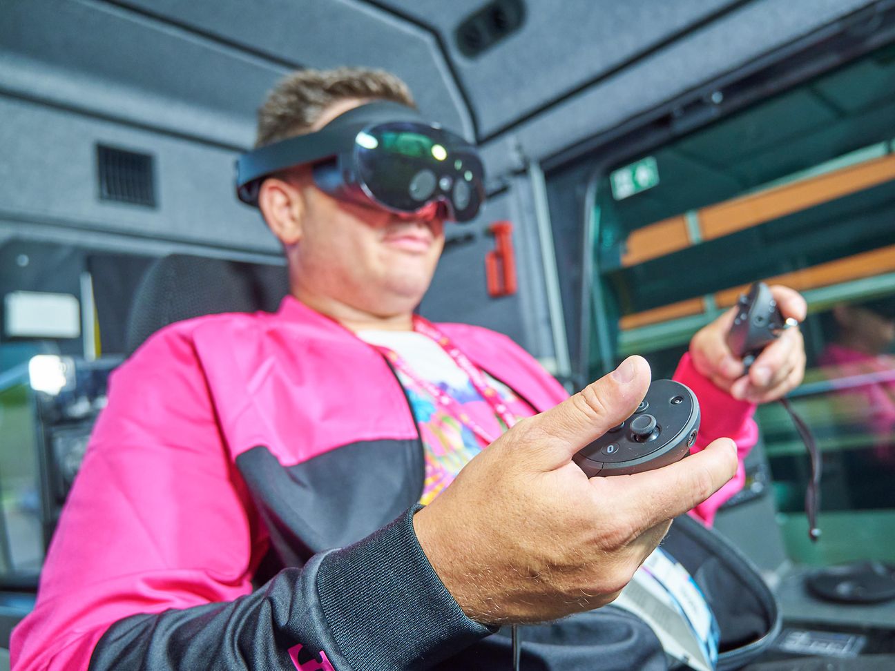 Wartungsteams von Komatsu nutzen VR in ihren Schulungen für Großbagger.