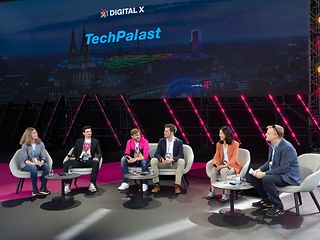 WDR-Digitalexperte Jörg Schieb präsentiert fünf junge Telekom-Expert*innen.