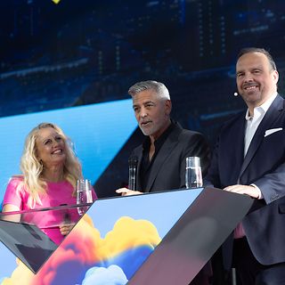 Schauspieler und Filmemacher George Clooney, Moderatorin Barbara Schöneberger und Hagen Rickmann auf der Bühne.