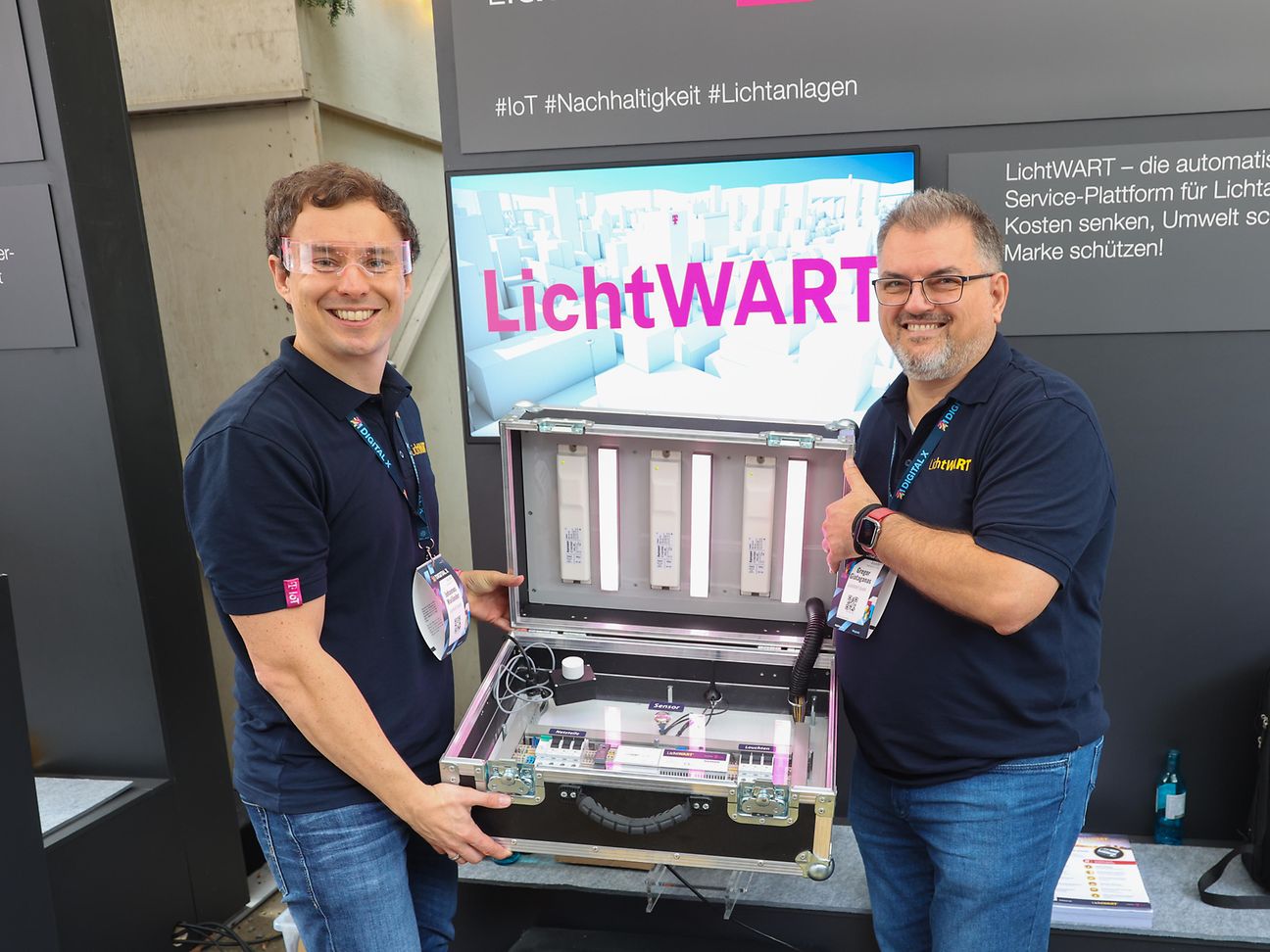Zwei Männer an einem Messestand 