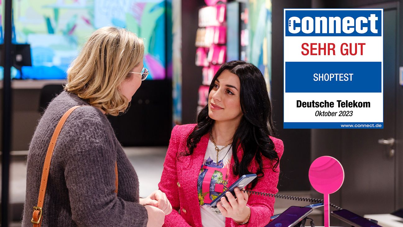 Telekom Mitarbeiterin berät Kundin im Telekom Shop.