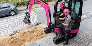 Marie-Christine Berger und Sascha Balthun (beide Telekom Technik) freuen sich auf die Tiefbau GmbH. 