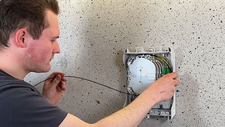 Eine Glasfaser wird eingeblasen.