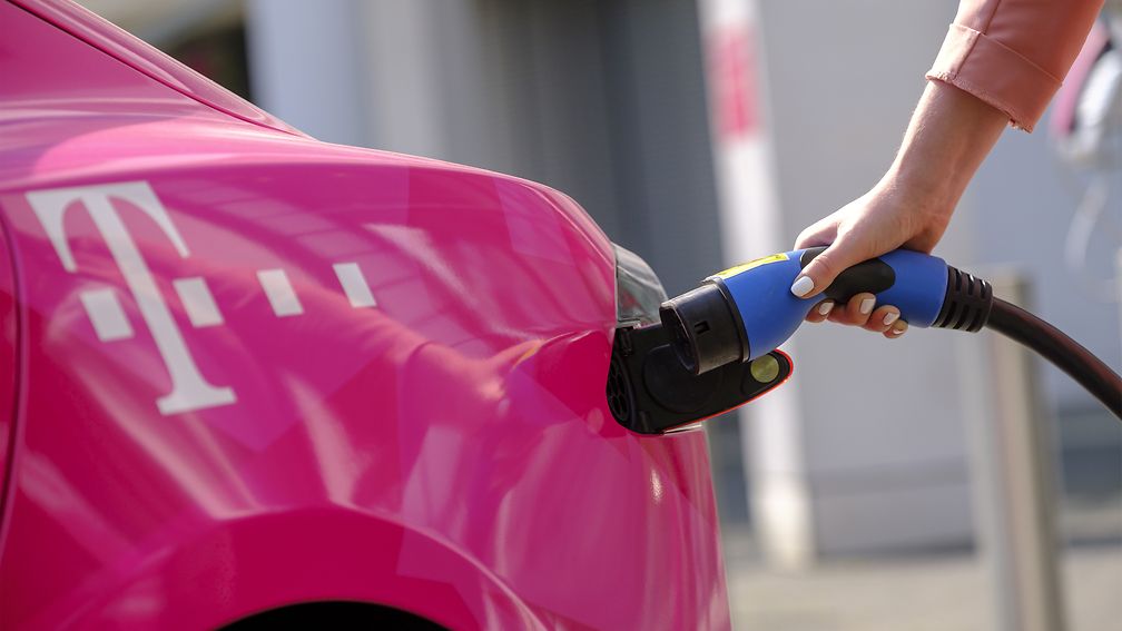 E-Auto an der Ladestation - das Bezahlen sollte einfach und unkompliziert sein.