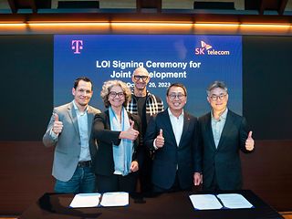 (von links) Jon Abrahamson, Claudia Nemat, Tim Höttges (alle Telekom) James Ryu, SG Chung (beide SKT).