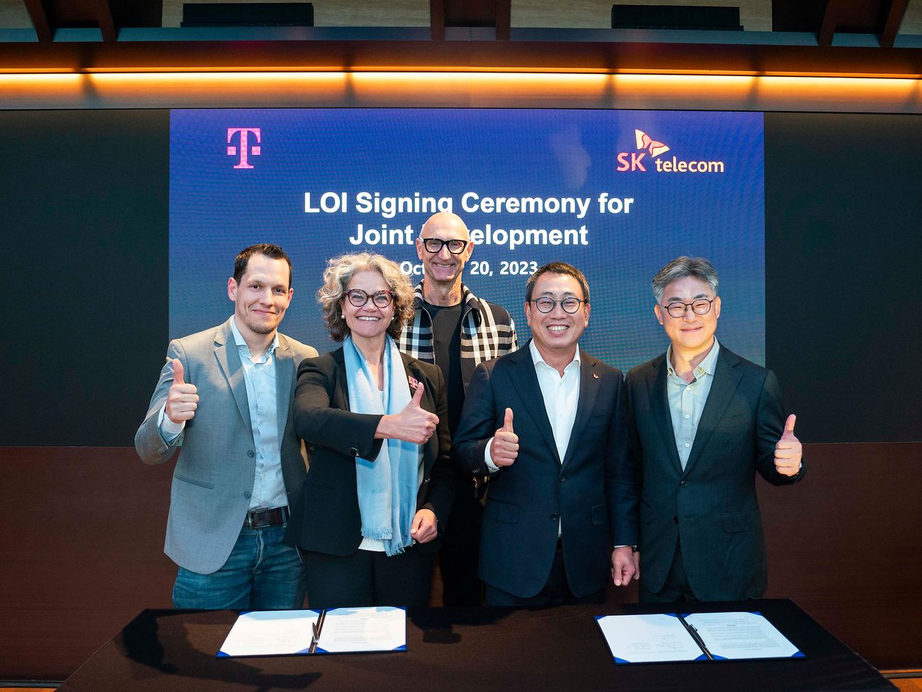 Jon Abrahamson, Claudia Nemat, Tim Höttges (all Telekom) James Ryu, SG Chung (both SKT).