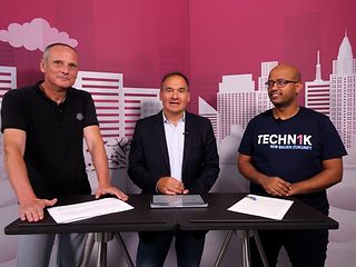 Unternehmenssprecher Markus Jodl (l.) und Georg von Wagner im Gespräch mit Technik-Chef Abdurazak Mudesir.