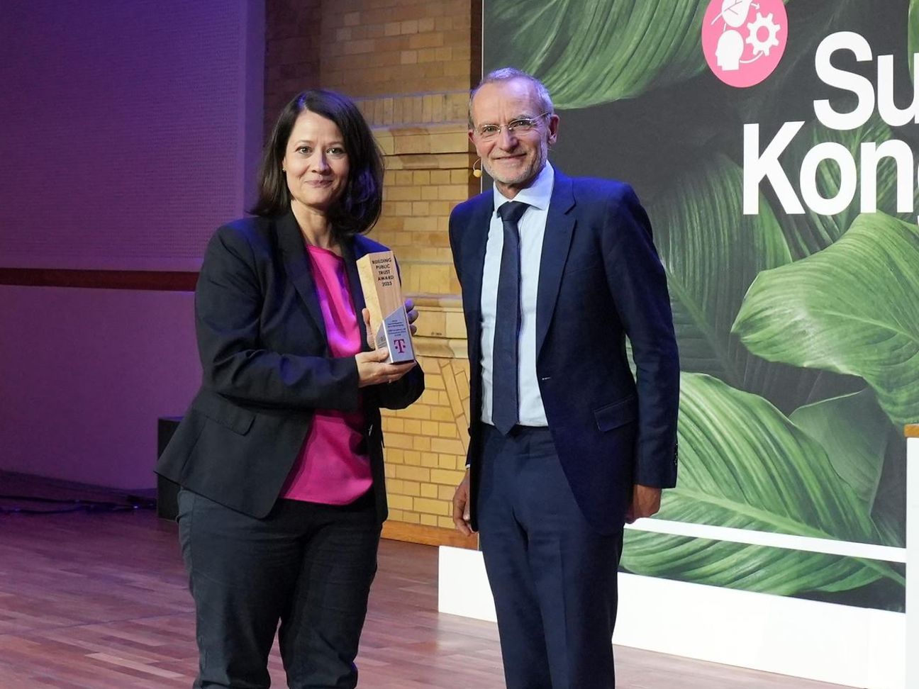 Melanie Kubin-Hardewig, Deutsche Telekom AG (links) und Prof. Dr. Alexander Bassen, Professor, Universität Hamburg