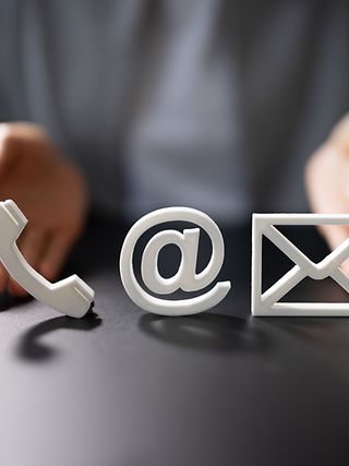 Symbole für Telefon, E-Mail und Brief.