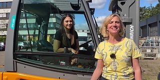 Glasfasermonteurin Lorita ist zu sehen mit Pressesprecherin Sandra Rohrbach.