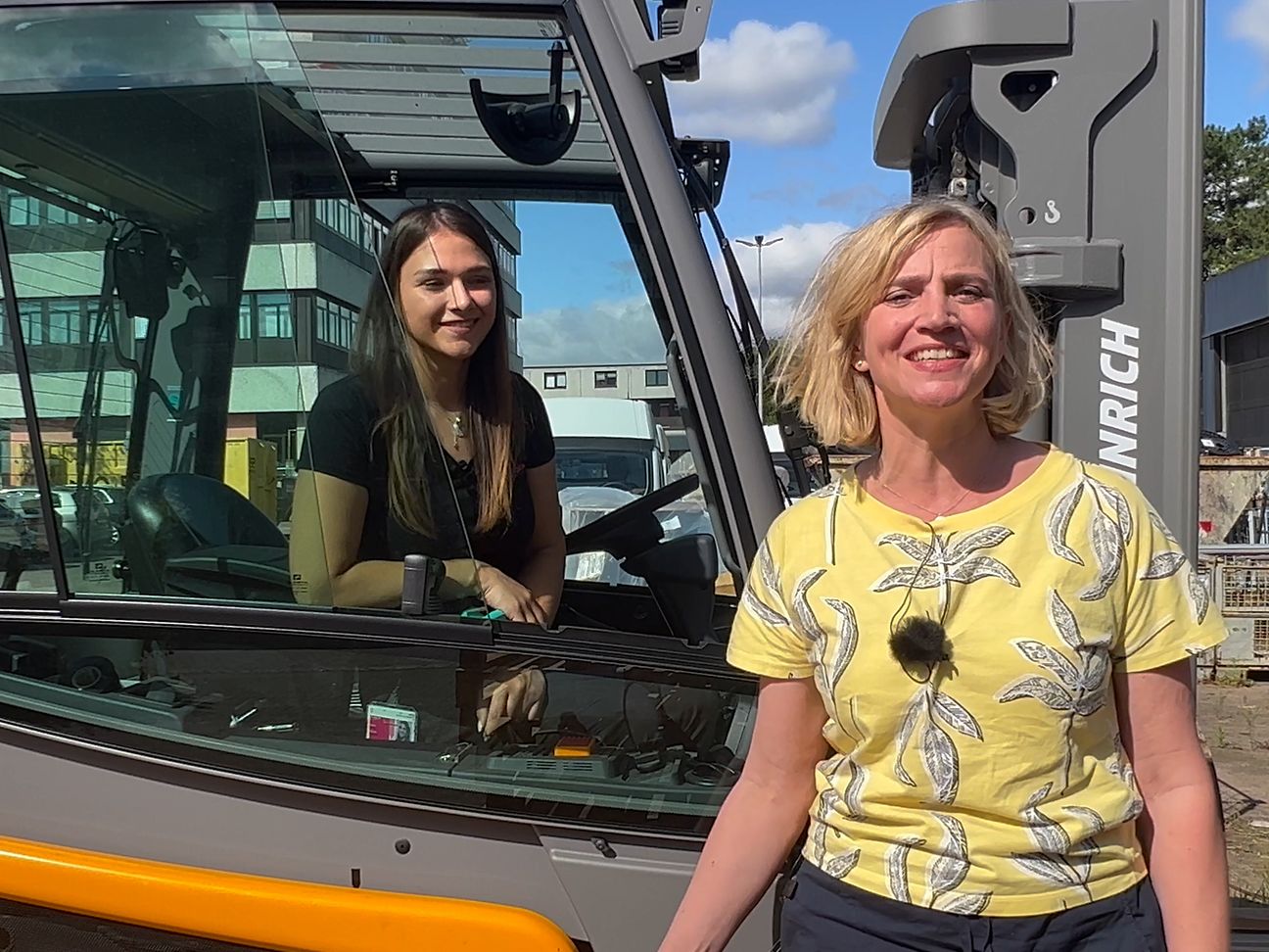 Glasfasermonteurin Lorita ist zu sehen mit Pressesprecherin Sandra Rohrbach.