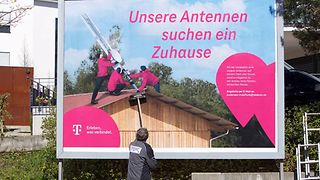 Standortsuche in Deutschland ist schwierig. Die Telekom sucht inzwischen sogar per Plakat nach Maststandorten.