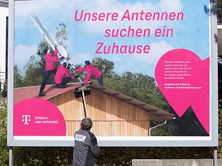 Standortsuche in Deutschland ist schwierig. Die Telekom sucht inzwischen sogar per Plakat nach Maststandorten.