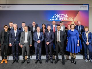 Familienfoto auf dem Digitalgipfel. Unter den Teilnehmern aus Politik und Wirtschaft auch Srini Gopalan (dritter von rechts).