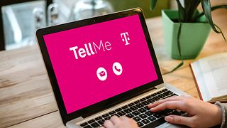 Bildschirm eines Laptops mit der Aufschrift TellMe.