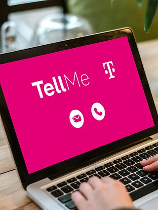 Bildschirm eines Laptops mit der Aufschrift TellMe.