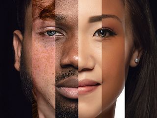 Gesicht, das sich aus den Gesichtern mehrerer männlicher und weiblicher Personen verschiedener Hautfarben zusammensetzt.
