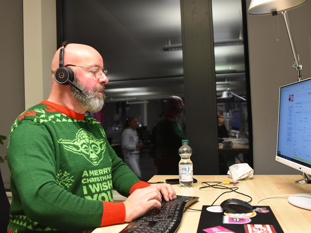 Deutsche Telekom employees volunteer on the donation hotline.